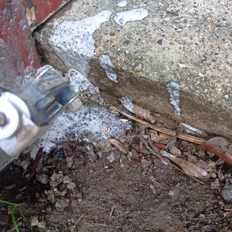 建物外周の土壌にシロアリ駆除剤を散布