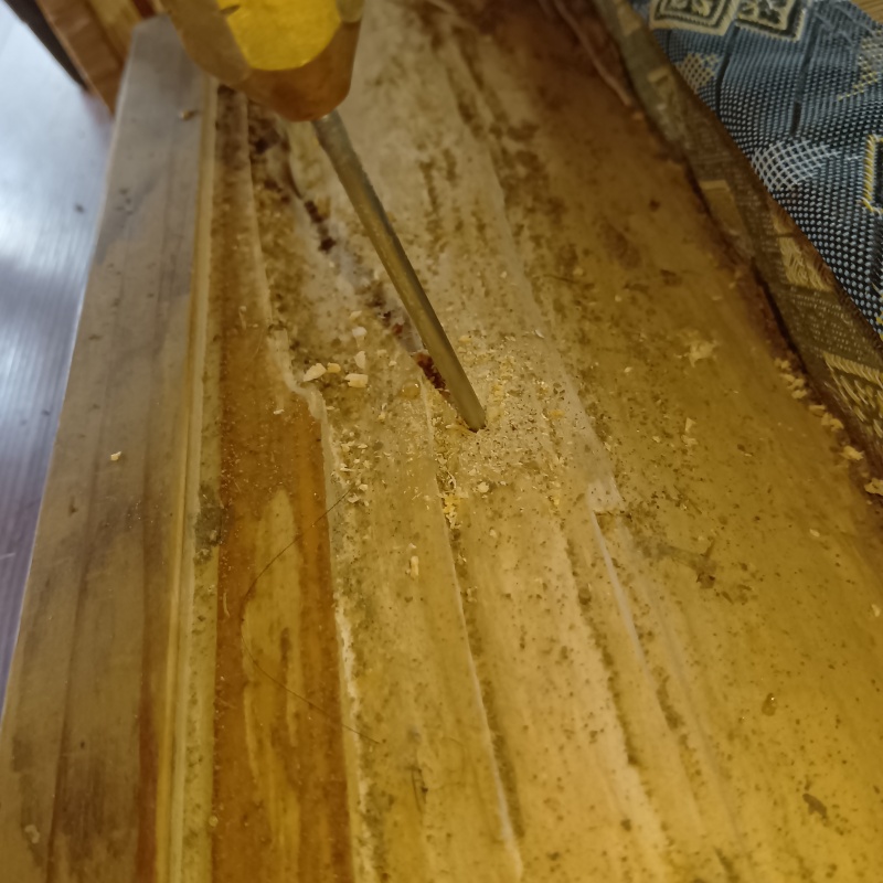 柱に穴を開けてシロアリ駆除剤を注入