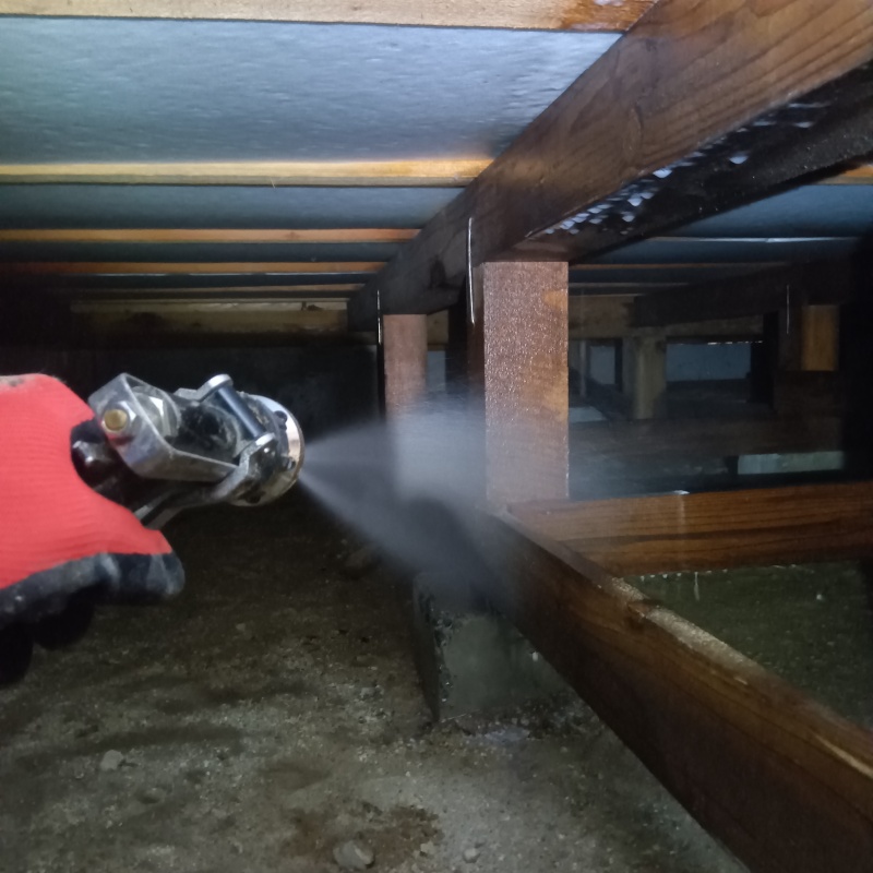 床下木材にシロアリ駆除剤を散布