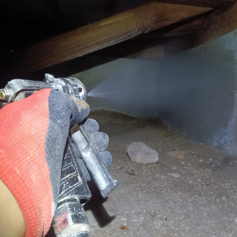 基礎にシロアリ駆除剤を散布