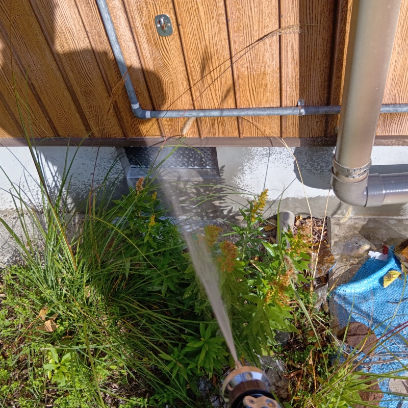 床下換気口まわりの基礎にシロアリ駆除剤を散布