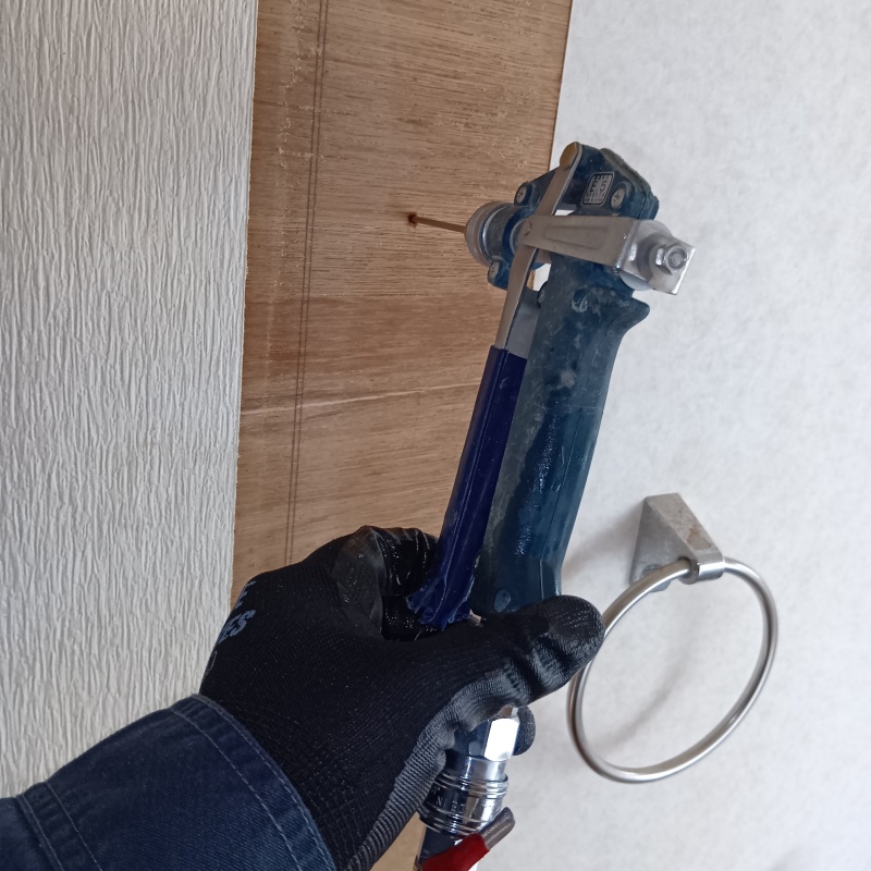 トイレの壁に穴を開けてシロアリ駆除剤を注入