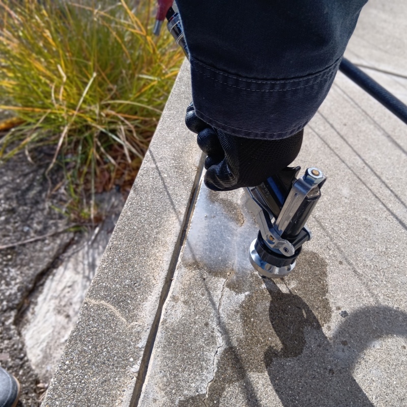 玄関先のコンクリートにシロアリ駆除剤を注入