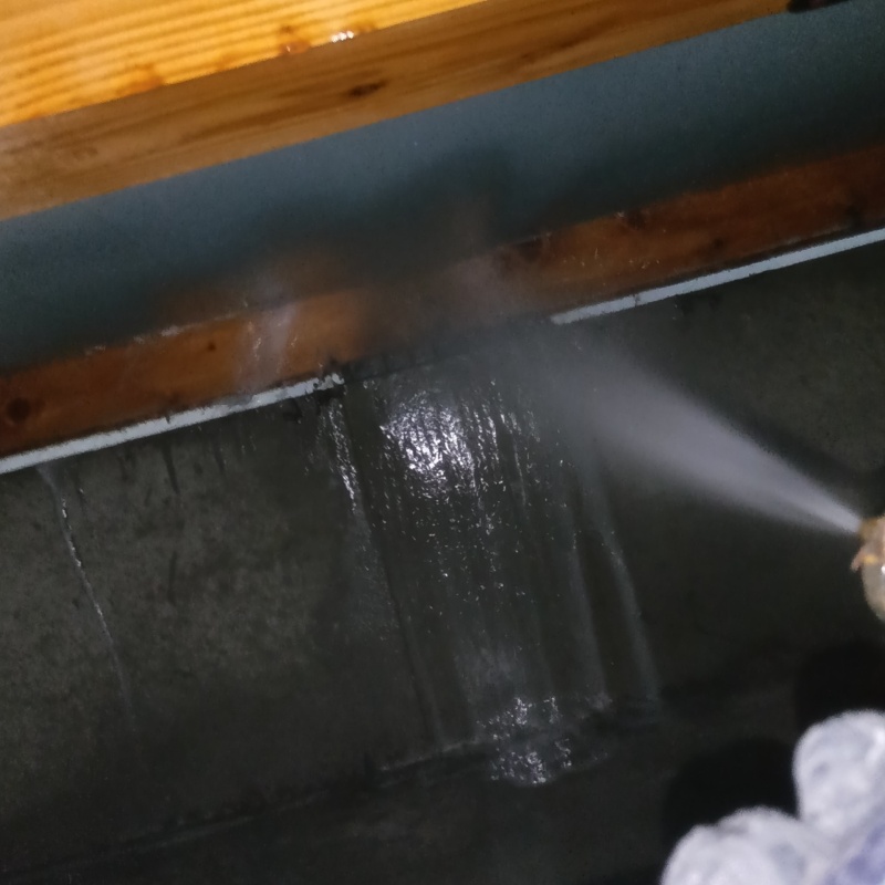 床下木材に防蟻剤を散布