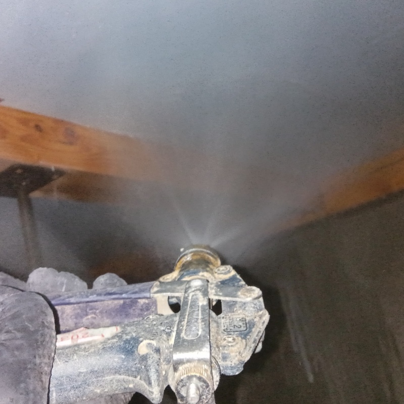 床下断熱材に防蟻剤を散布する様子