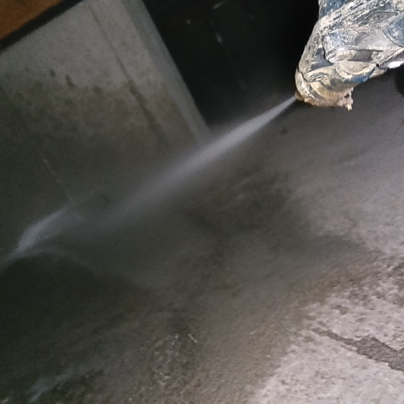 基礎に防蟻剤を吹きつける様子