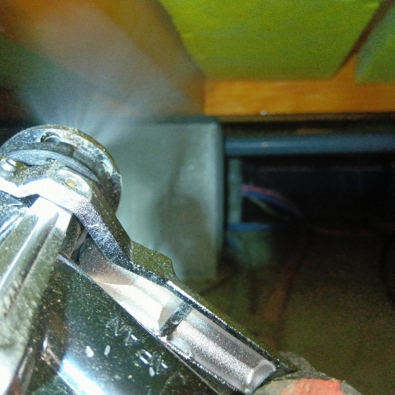 床下木材に防蟻剤を散布