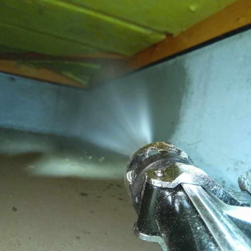 基礎に防蟻剤を散布