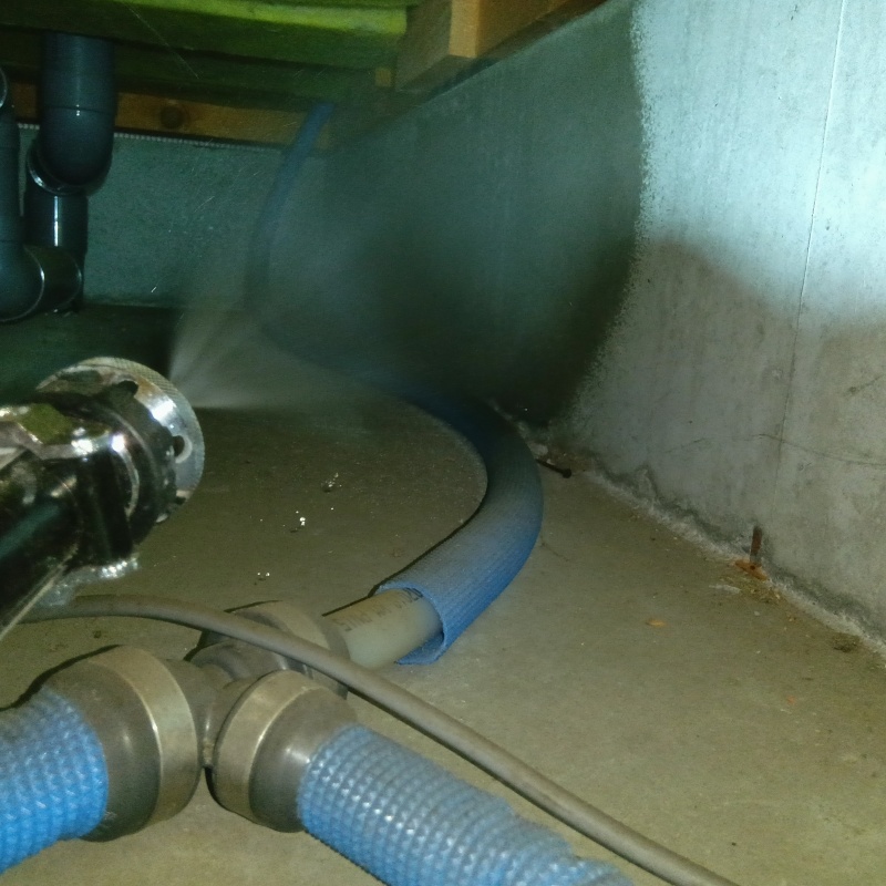 基礎に防蟻剤を吹きつける様子