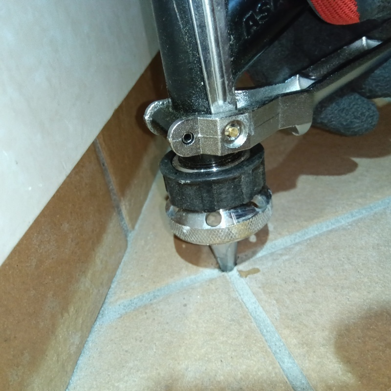 玄関床のタイルの目地から防蟻剤を注入