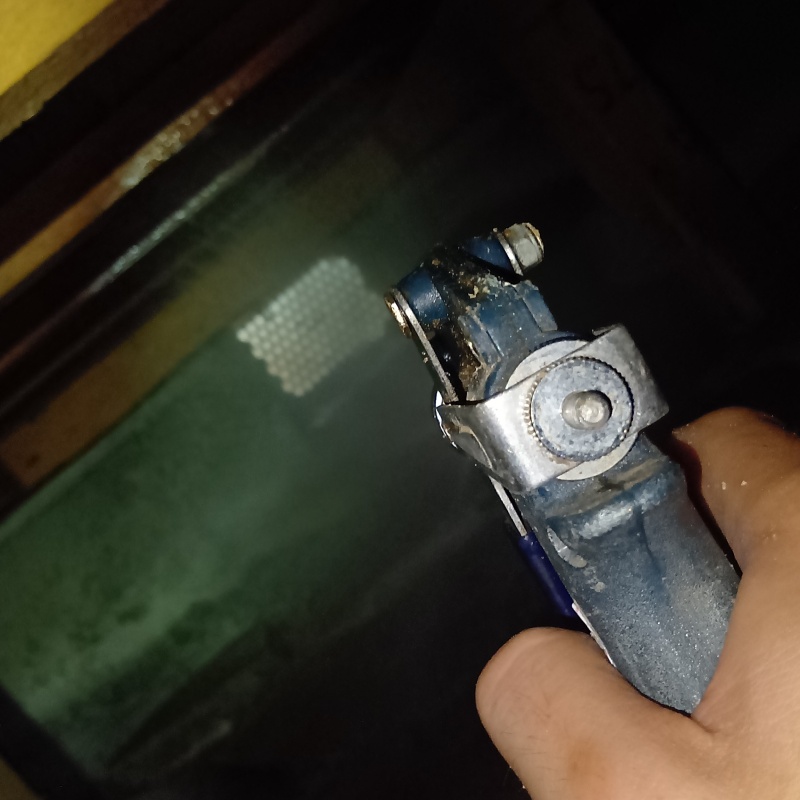 床下の地面にシロアリ駆除剤を散布