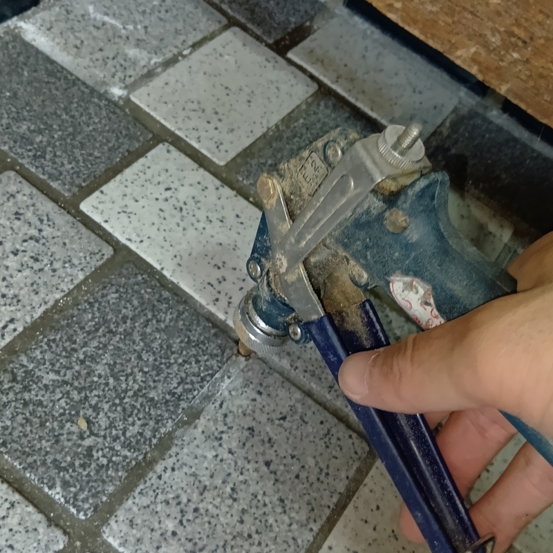 床にシロアリ駆除剤を注入