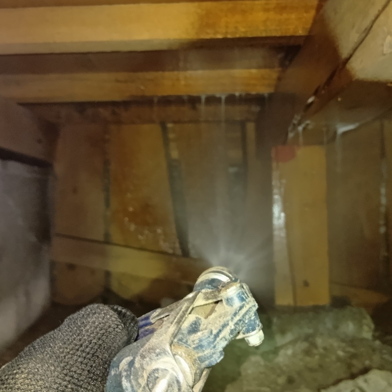 床下の木材にシロアリ駆除剤を散布