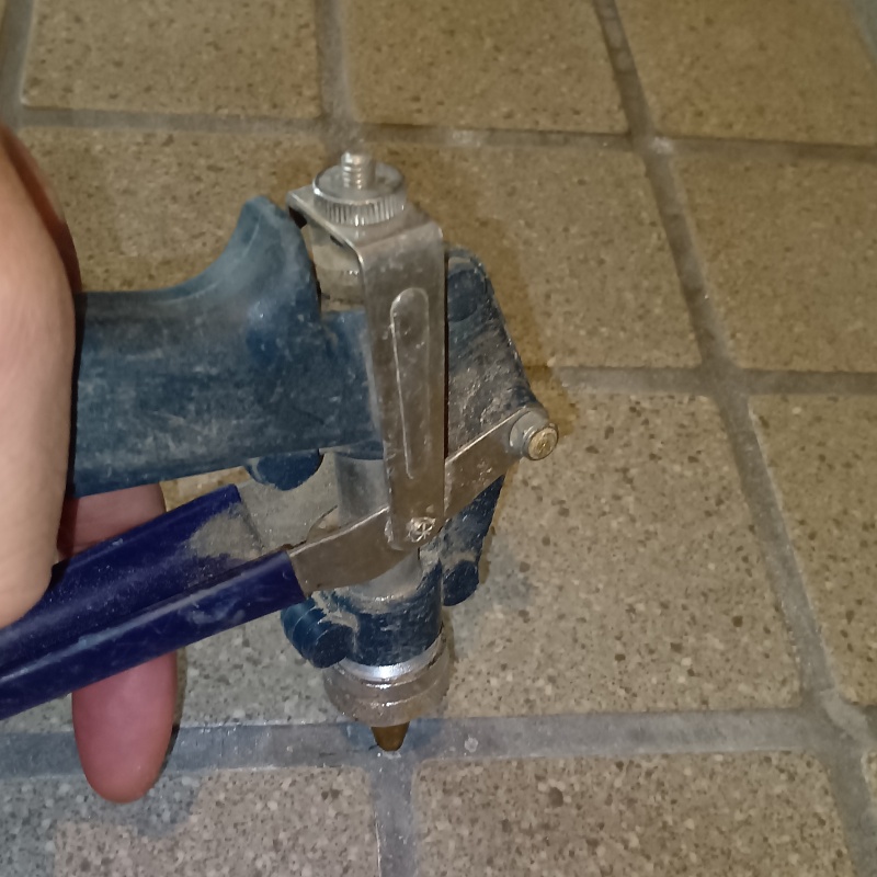 床にシロアリ駆除剤を注入