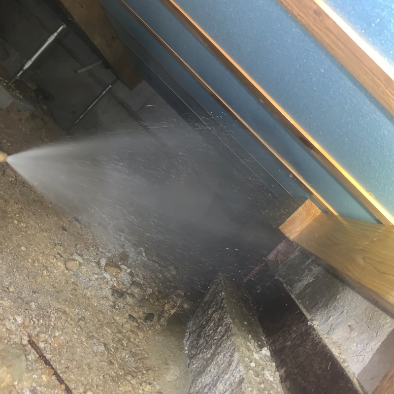 床下の木材にシロアリ駆除剤を散布