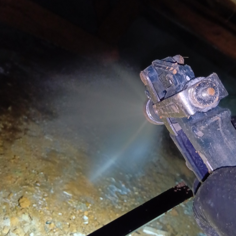 床下の地面にシロアリ駆除剤を散布