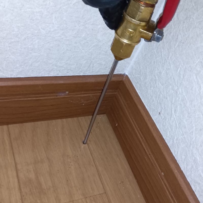 床にシロアリ駆除剤を注入