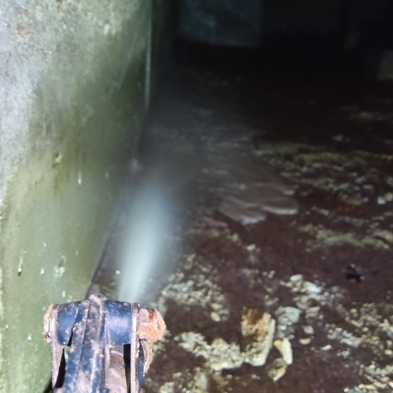 床下の地面に防蟻剤を散布