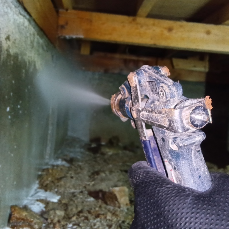 床下の基礎部分に防蟻剤を散布