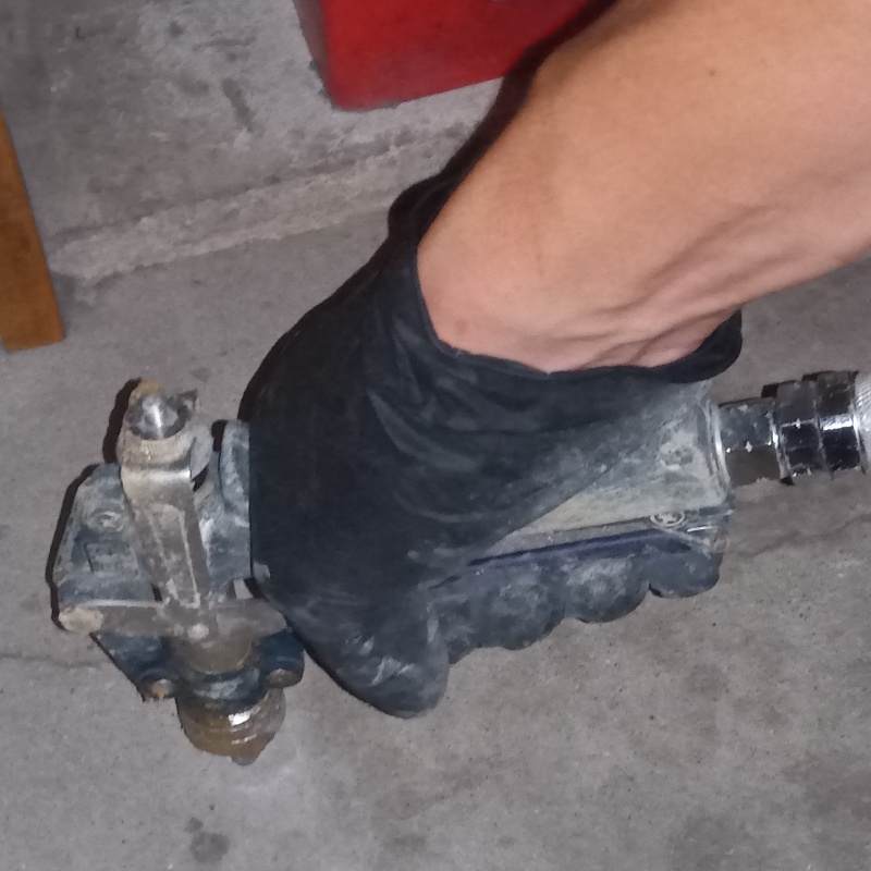 床に防蟻剤を注入