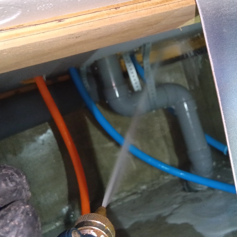 床下の木材に防蟻剤を散布