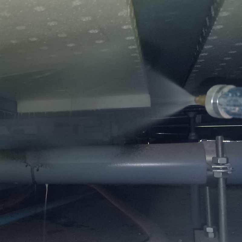 配管まわりにシロアリ駆除剤を散布