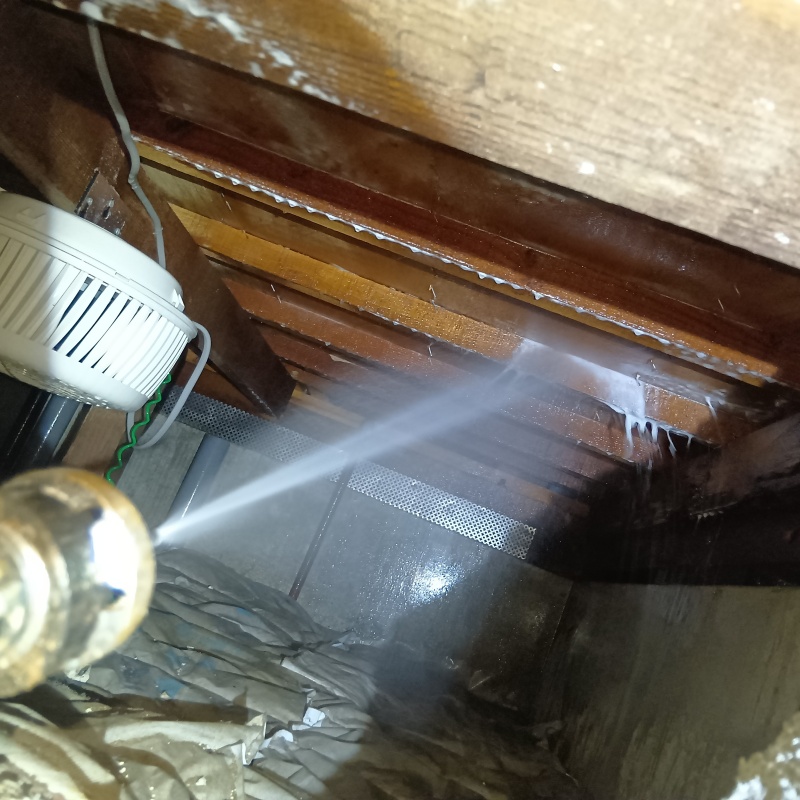 床下の木材に防蟻剤を散布