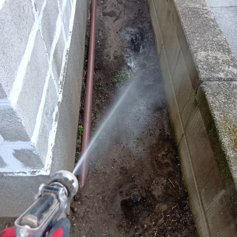 建物の外周に防蟻剤を散布