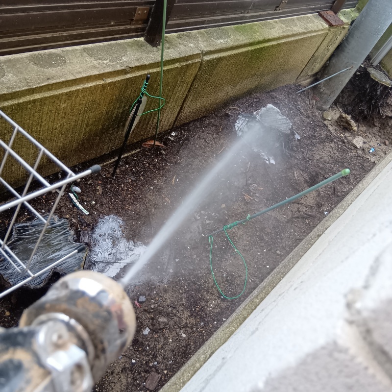 建物の外周に防蟻剤を散布