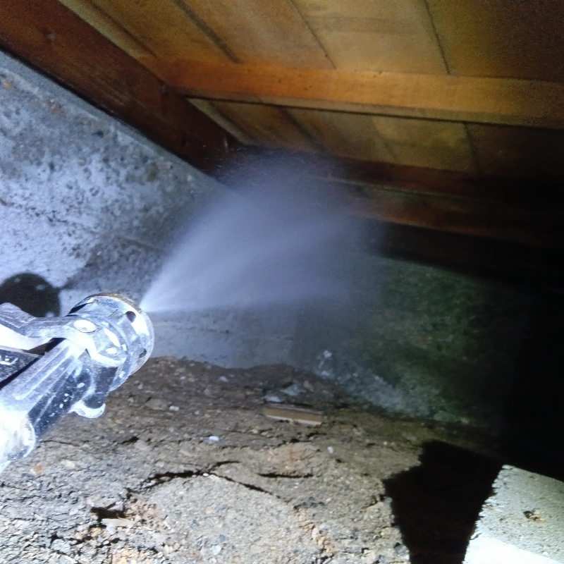 床下の木材にシロアリ駆除剤を散布