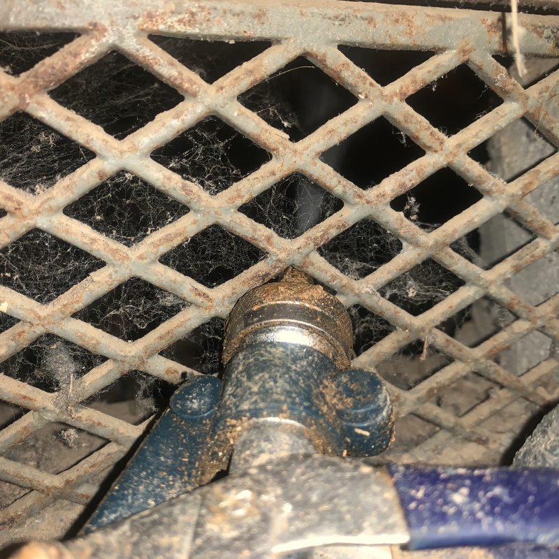 床下換気口からシロアリ駆除剤を散布