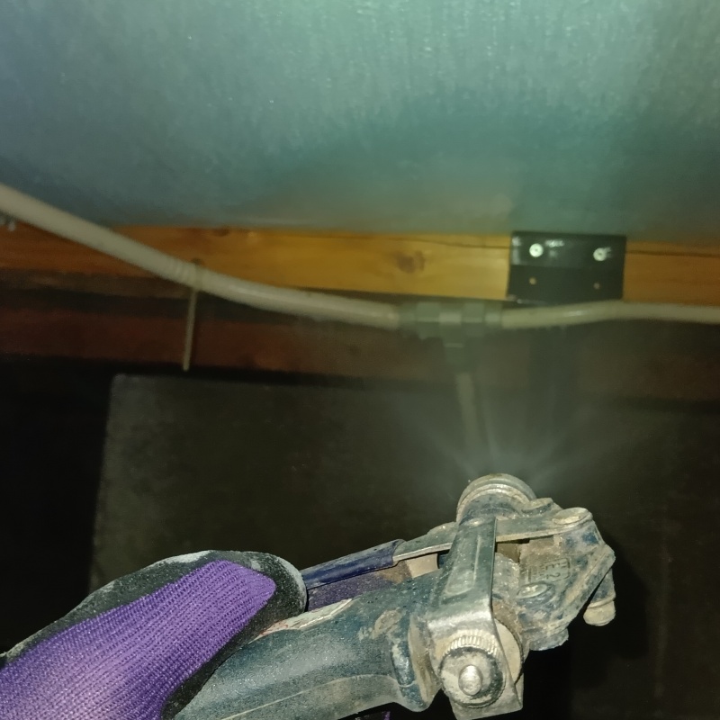 床下の木材に防蟻剤を散布