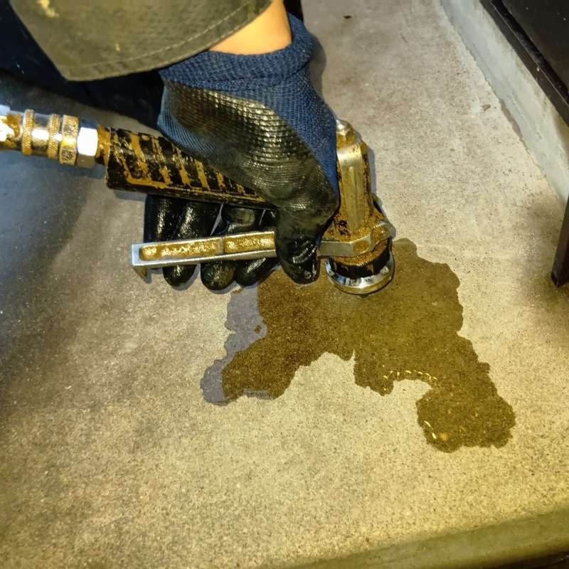 床にシロアリ駆除剤を注入