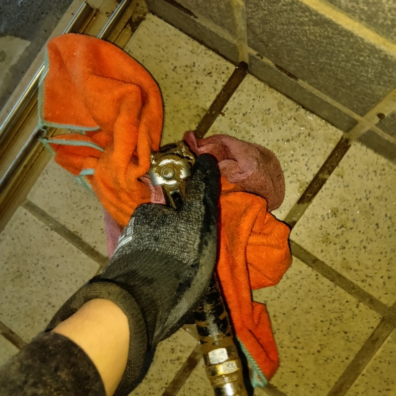 床にシロアリ駆除剤を注入