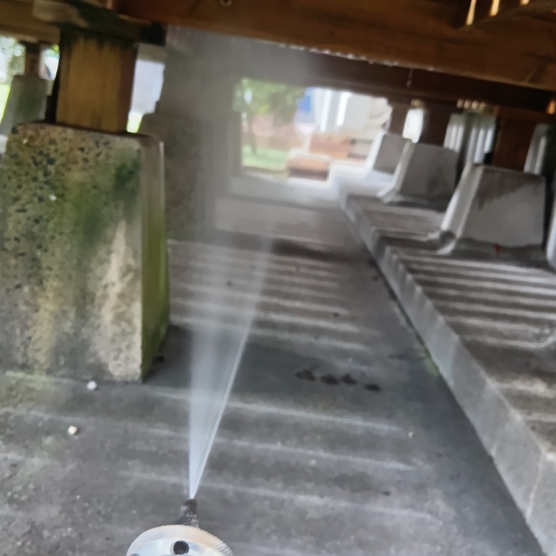 木材にシロアリ駆除剤を吹きつける様子