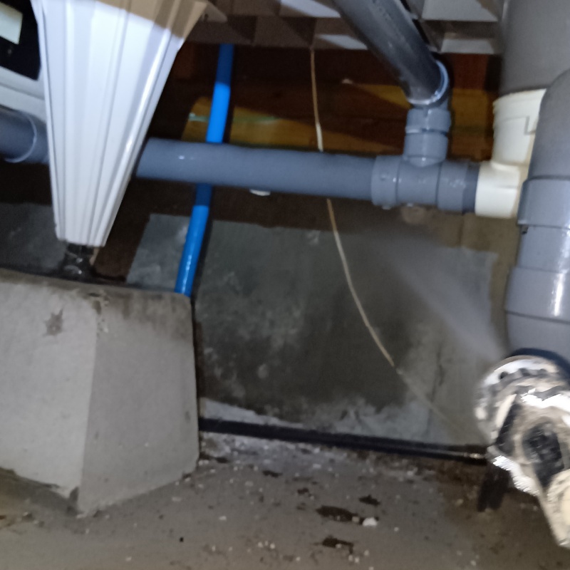 基礎にシロアリ駆除剤を散布