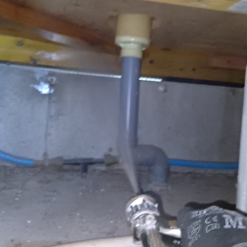 基礎にシロアリ駆除剤を吹きつける様子