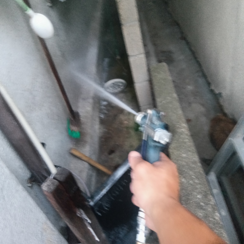 建物外周の土壌に防蟻剤を散布する様子