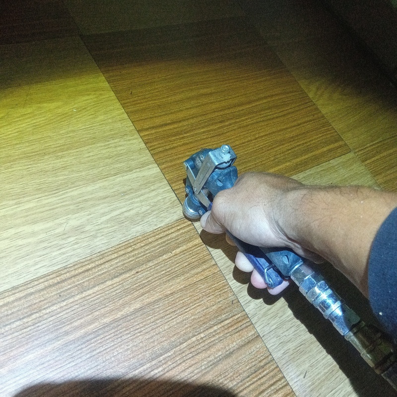 キッチン床から防蟻剤を注入