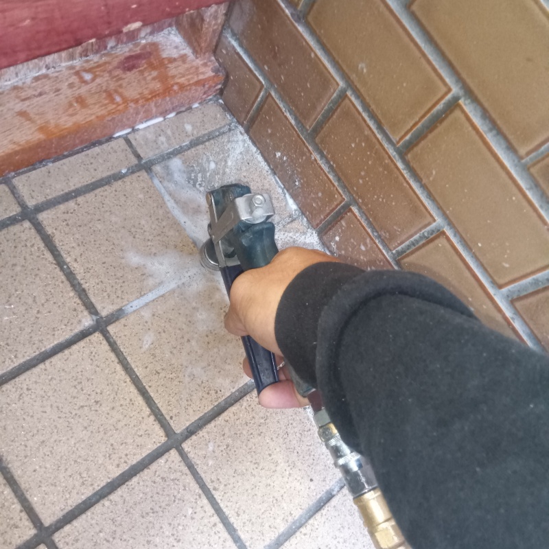 玄関床のタイルの目地から防蟻剤を注入