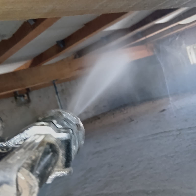 床下断熱材に防蟻剤を散布