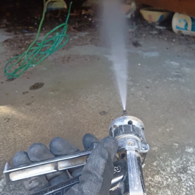 床下木材に防蟻剤を散布