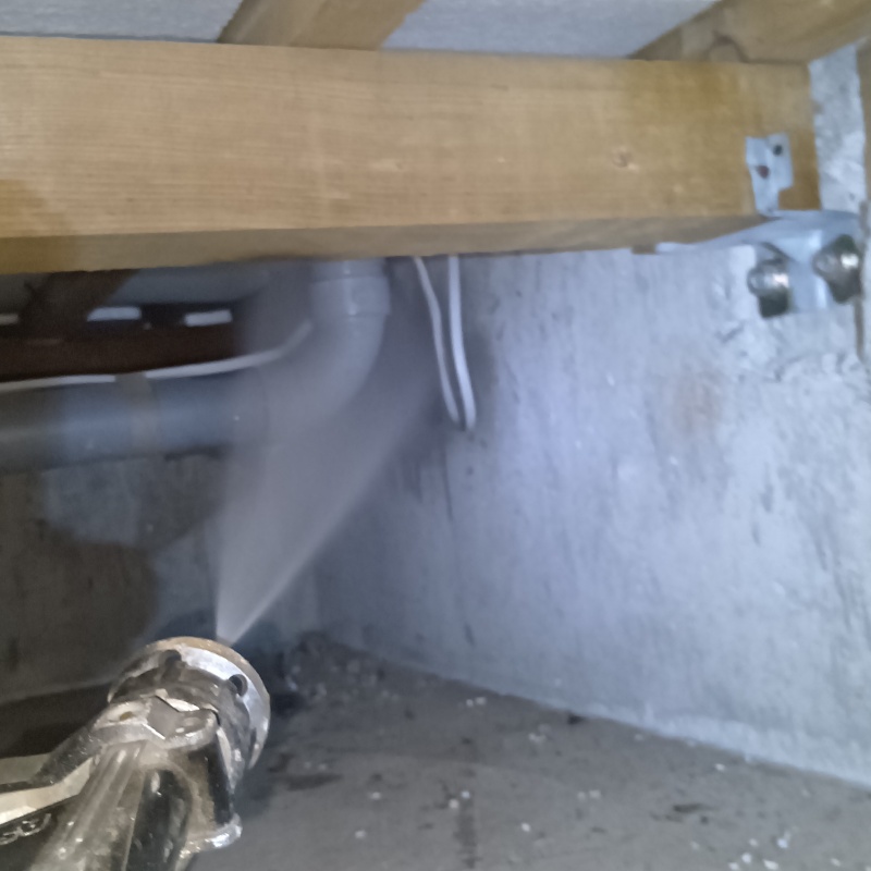 基礎に防蟻剤を吹きつける様子