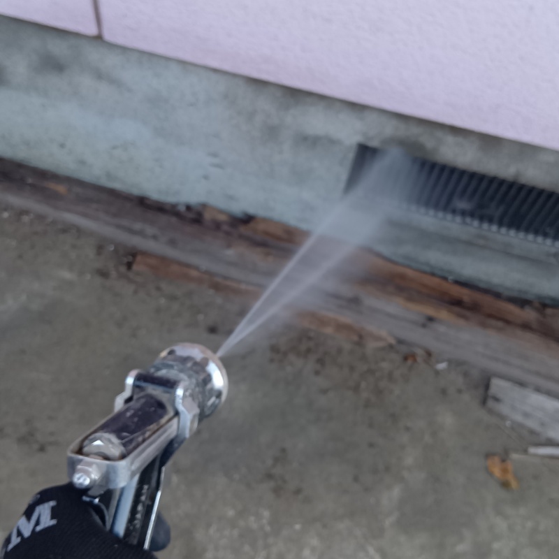 基礎に防蟻剤を散布