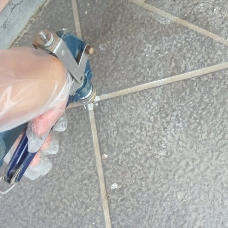 玄関床のタイルの目地からシロアリ駆除剤を注入