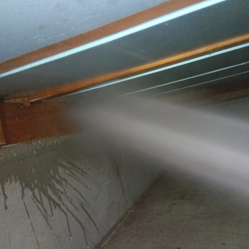 床下断熱材にシロアリ駆除剤を散布する様子