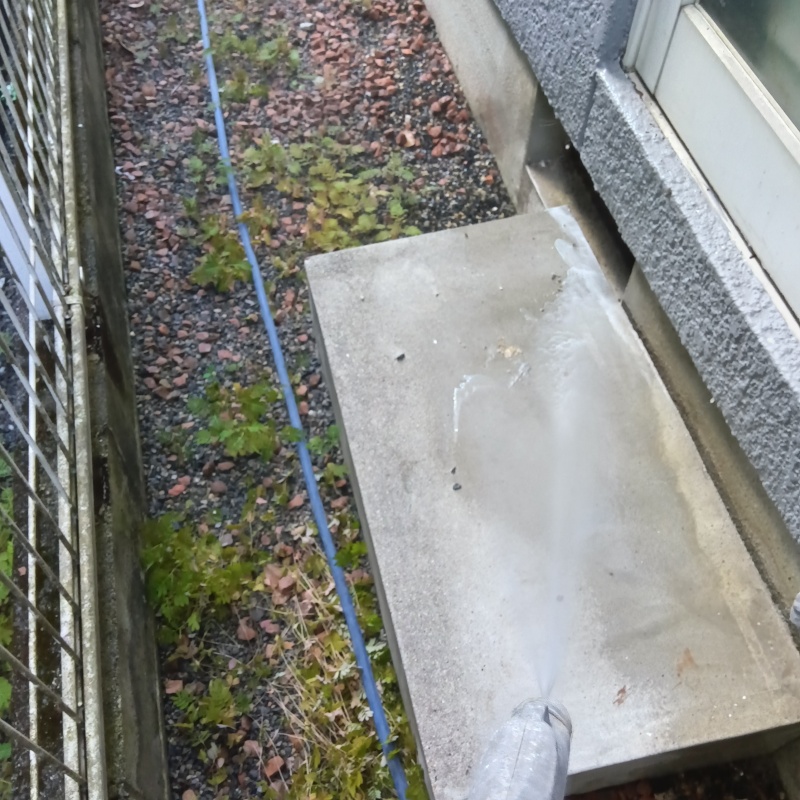 建物外壁にシロアリ駆除剤を吹き付ける様子