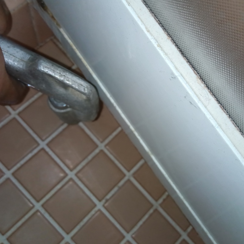 玄関床の目地からシロアリ駆除剤を注入