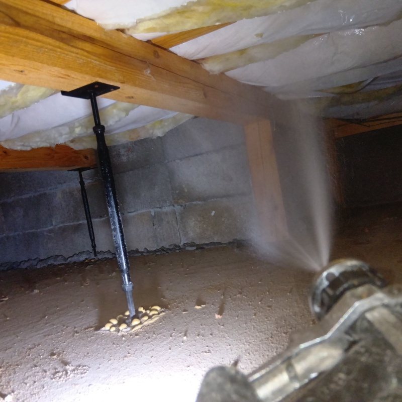 床下断熱材にシロアリ駆除剤を散布する様子