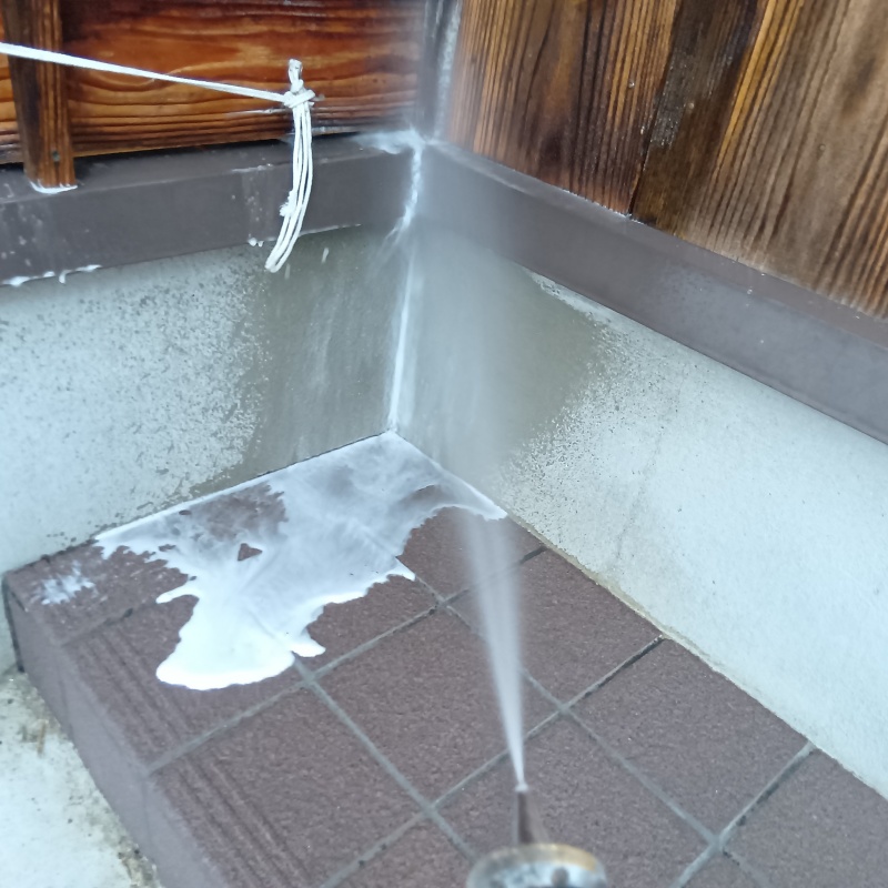 基礎まわりにシロアリ駆除剤を散布